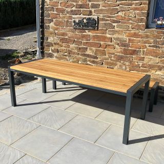 Beliebte Gartenmöbel aus Eichenholz in Kombination mit Stahl. 😍 Für einen Kunden in der Nähe von Dresden haben wir einen...