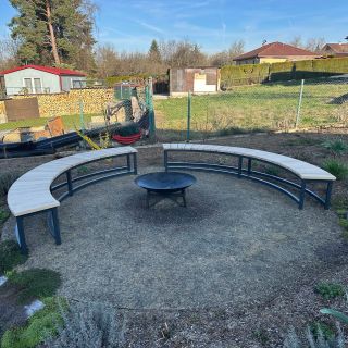 Halbrunde Gartenbank für die Feuerstelle mit einem Durchmesser von 400 cm. ✅ Sitzfläche aus massiver Eiche,...