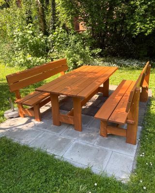 Rustikale Gartengarnitur aus massiver Eiche – gefertigt für unseren Kunden in Stuttgart. 🥰 Das massive Eichenholz wurde...