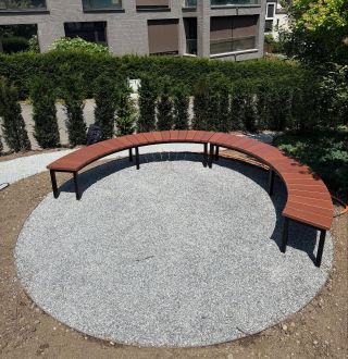 Halbrunde Gartenbank für Feuerstelle für einen Kunden in der Schweiz.🥰 Das massive Eichenholz wurde mit zwei Anstrichen...