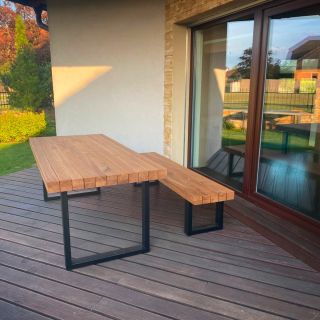 Tisch und Bank in Kombination aus Stahlgestell und massiven Eichenbalken. 😍 ✅ #kulhanekmoebel #gartenmöbel #massiveiche...